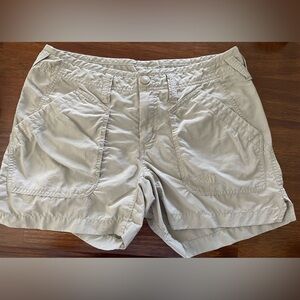 Women’s The North Face hiking shorts. Size 8, beige color. Button snap